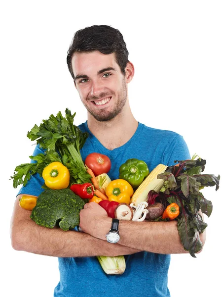好的食物是我的最爱 一个年轻英俊男子与各种新鲜蔬菜在白色背景下摆姿势的工作室肖像 — 图库照片