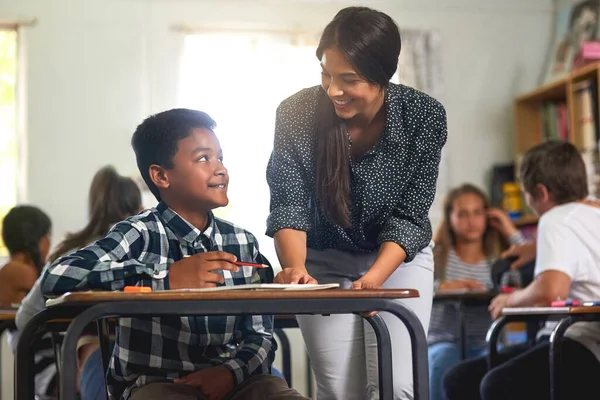 Verstehen Sie Das Jetzt Eine Junge Lehrerin Hilft Ihren Schülern — Stockfoto