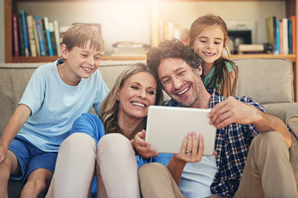 Zmieniam Czas Rodziny Czas Ekranu Szczęśliwa Rodzina Korzystająca Tabletu Cyfrowego — Zdjęcie stockowe