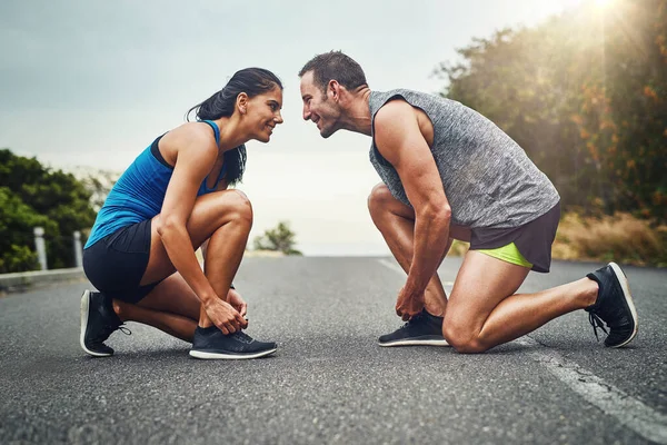 私はあなたを得た あなたは私を得た 私たちの靴ひもはどうか 屋外でのマラソンのための若い魅力的なカップルのトレーニング — ストック写真