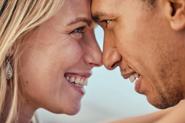 眼神接触和多样化的夫妻结合在一起 一起笑着享受浪漫的质量时光 在户外的约会中 支持黑人男人和女人的婚姻伴侣关系 支持他们的信任和快乐的脸庞 — 图库照片