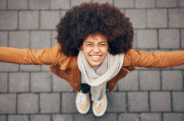 Mulher Negra Ficar Para Sentir Chuva Feliz Cidade Inverno Com — Fotografia de Stock