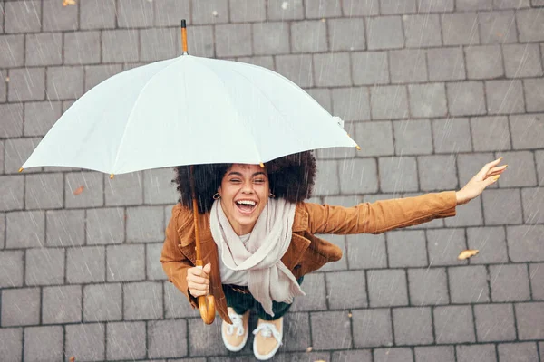 黒の女性は 傘や雨の笑顔で 幸せと都市のウェットされている天気をお楽しみください 嵐のための若い女性と幸福 カバーで陽気で楽しい 快適で雨の屋外 — ストック写真
