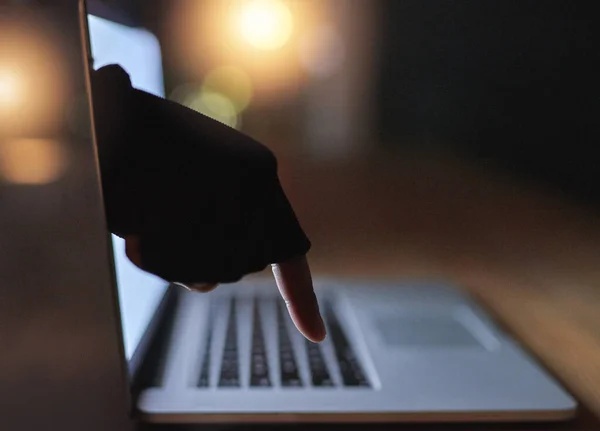 网络犯罪是对所有人的日益严重的威胁 黑客们通过笔记本电脑屏幕伸出手来的无形的手 — 图库照片