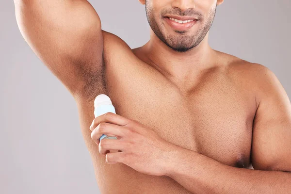 Deodorant Underarm Och Grooming Med Man Modell Studio Grå Bakgrund — Stockfoto