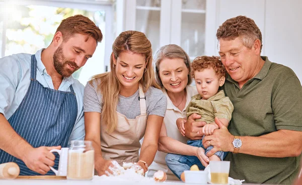Grootouders Ouders Kind Bakken Gelukkig Liefdevol Samen Keuken Familie Koken — Stockfoto