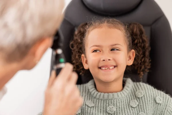 Glücklich Testen Und Kind Mit Augenarzt Für Seh Seh Oder — Stockfoto