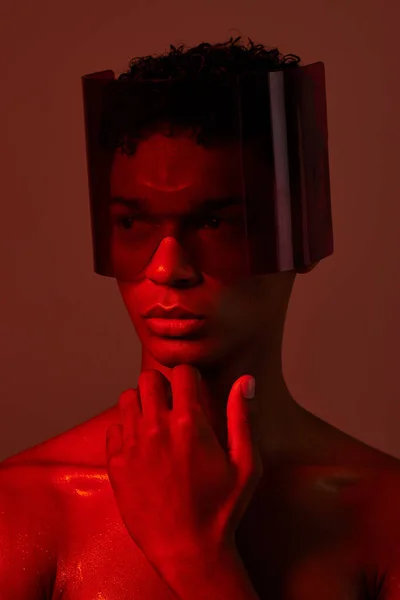 Człowiek Twarz Czerwone Światło Futurystycznych Okularach Dla Ostrej Mody Cyberpunk — Zdjęcie stockowe