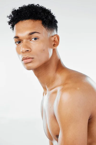 健康的なライフスタイルの動機のための黒の男 美しさの肖像画と化粧品スキンケア 若いアフリカ系アメリカ人のヌード 顔のケアの健康と白いスタジオの背景で自然な黒い肌の健康療法 — ストック写真