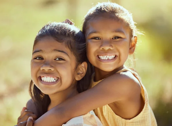 Liefde Kinderen Meisjes Knuffelen Natuur Terwijl Broers Zussen Een Gelukkige — Stockfoto