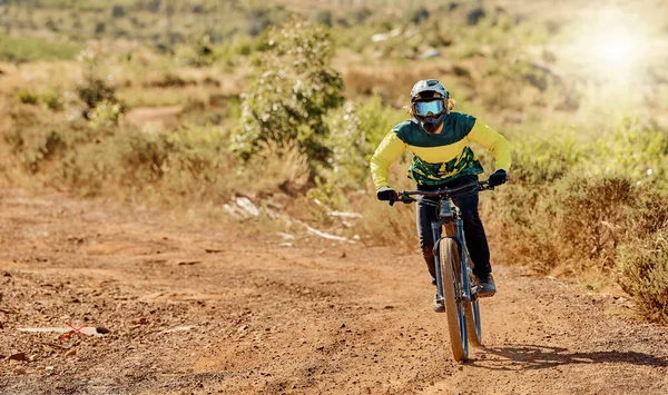 Mountainbike Sport Und Männerradfahren Der Natur Auf Einem Outdoor Dirt — Stockfoto
