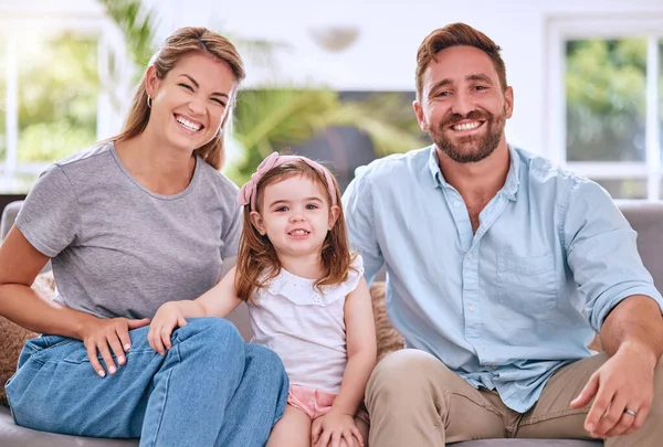 Happy Familieportret Meisje Kind Ouders Woonkamer Bank Bank Samen Ontspannen — Stockfoto