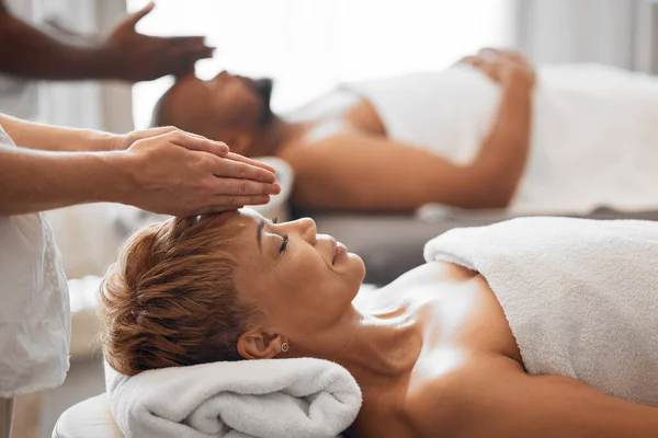 Vrouw Hoofd Spa Massage Van Koppel Schoonheidssalon Vakantieoord Wellness Vakantie — Stockfoto