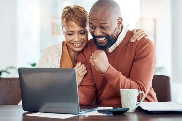 Laptop Mutlu Siyah Çift Yatırım Başarısı Finansal Sigorta Veya Ipotek — Stok fotoğraf