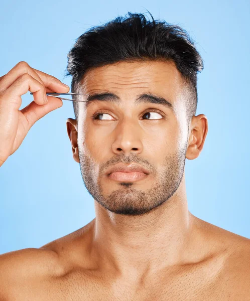 Face Hair Removal Man Studio Tweezer Skincare Beauty Eyebrow Blue — Stock Photo, Image