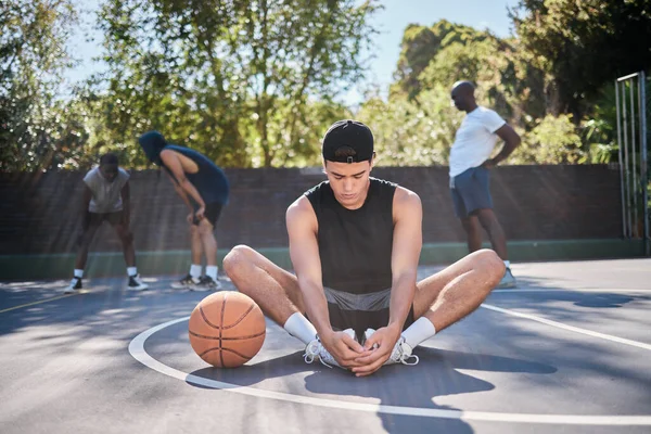 Баскетбол Людина Медитація Йогою Дзен Спокійний Розум Перед Тренуванням Фізичними — стокове фото
