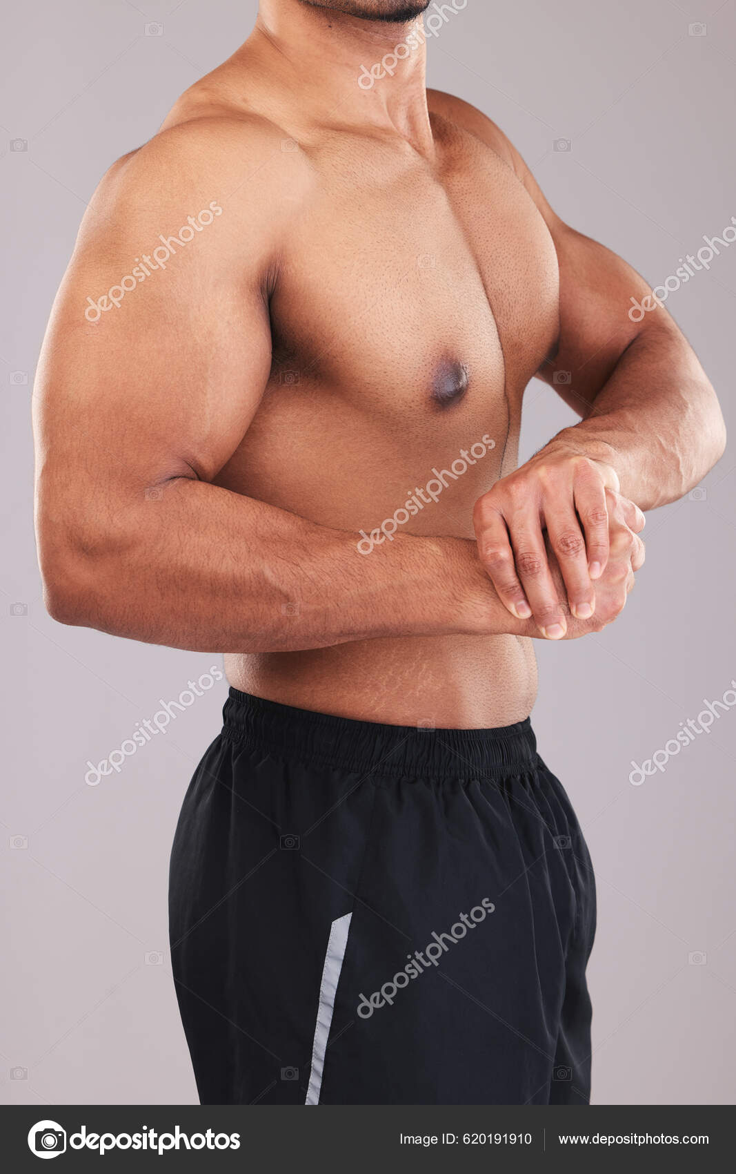 Hombre Fuerte Culturista Bíceps Flexión Fondo Del Estudio Para