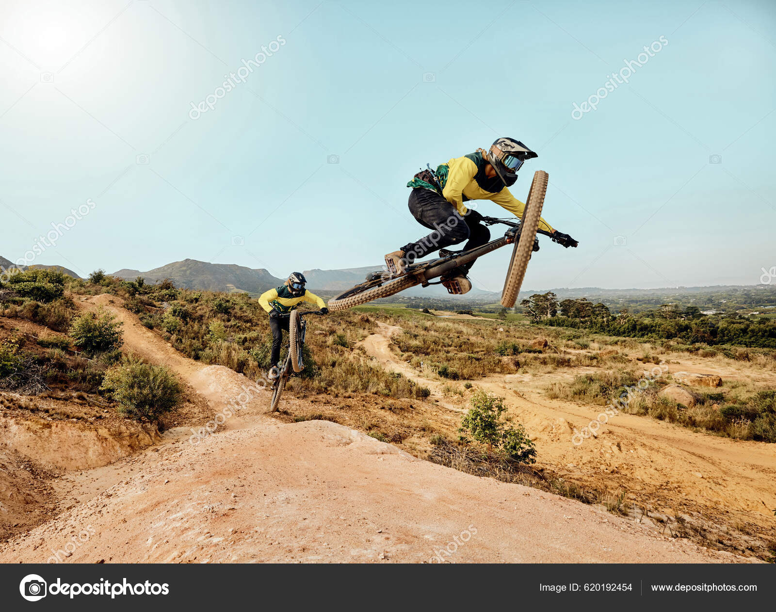 Ποδήλατο Βουνού Extreme Sports Jump Και Υπαίθριο Χωματόδρομο Για Τους —  Φωτογραφία Αρχείου © PeopleImages.com #620192454