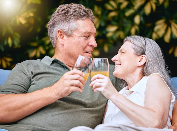 Senior Pasangan Dan Roti Panggang Berlibur Dengan Minuman Koktail Atau — Stok Foto