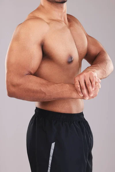 フィットネス ウェルネス トップレススポーツワークアウトのためのスタジオの背景に強い男 ボディビルダーと曲げ二足 ボディビルダー 運動モデルと健康的な筋肉の進歩を誇る強力なジム選手 — ストック写真