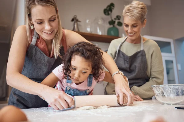 厨房烹调 学习和快乐的家庭世代的祖母 母亲和小孩用面粉面团烘焙食物 厨师家庭之爱 儿童发展支助和帮助妈妈和奶奶烘焙的女孩 — 图库照片