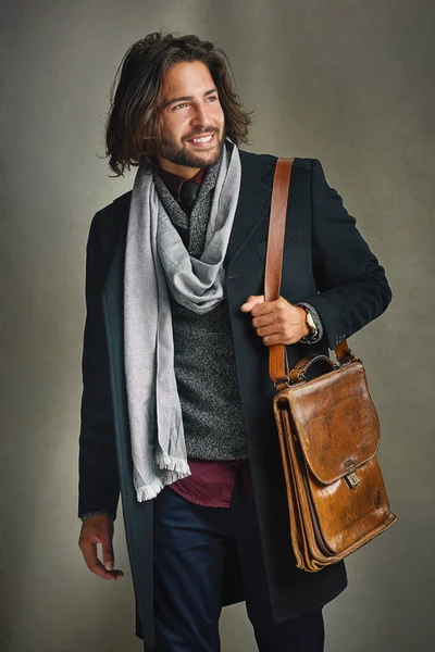 Fashion Favors Bold Stylishly Dressed Man Posing Leather Satchel Studio — Stock Photo, Image