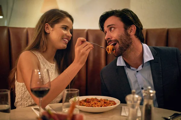 Isırıkta Aşk Bir Restoranda Romantik Bir Akşam Yemeği Sırasında Erkek — Stok fotoğraf