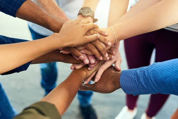 Alla Tillsammans Grupp Oigenkännliga Människor Sätta Sina Händer Tillsammans Kurva — Stockfoto