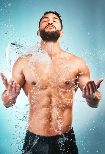 Corpo Chuveiro Água Com Homem Muscular Estúdio Fundo Azul Para — Fotografia de Stock