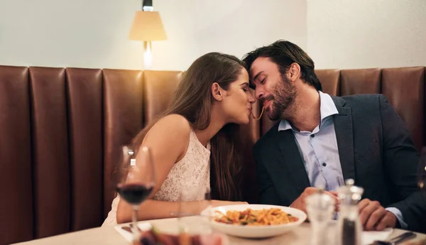 Meu Tipo Homem Jovem Casal Compartilhando Espaguete Durante Jantar Romântico — Fotografia de Stock