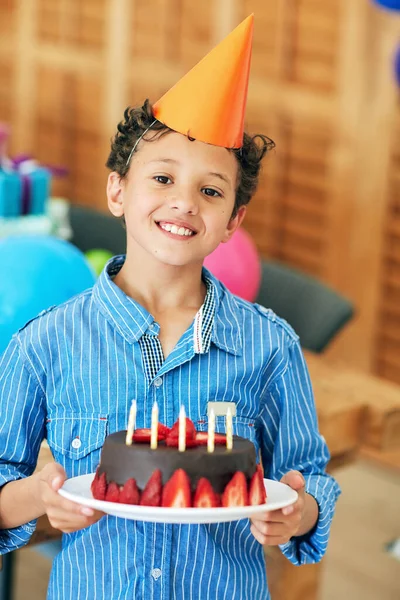 Una Fiesta Sin Pastel Retrato Niño Lindo Sosteniendo Pastel Cumpleaños —  Fotos de Stock