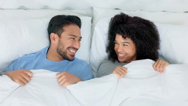 笑着躺在床上 盖上毛毯 周末在一起聊天 男人和女人亲密 对浪漫质量的时间 快乐和在卧室里的微笑 — 图库视频影像