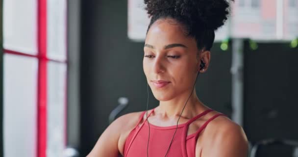 Μαύρη Γυναίκα Αναπνεύστε Και Ακουστικά Για Μουσική Φυσική Κατάσταση Και — Αρχείο Βίντεο
