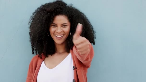 Siyahi Kadın Portresi Başarı Onayı Kazanan Destek Güven Renkli Arka — Stok video