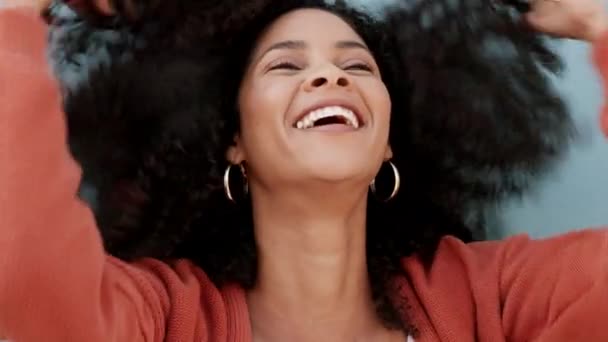 Afro Női Portré Göndör Természetes Frizura Felhatalmazás Gondtalan Funky Megjelenés — Stock videók