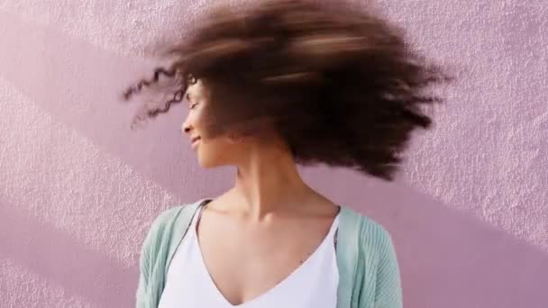 Korkak Kadın Pembe Duvarda Doğal Kıvırcık Saçlarını Sallıyor Yaz Güneşi — Stok video