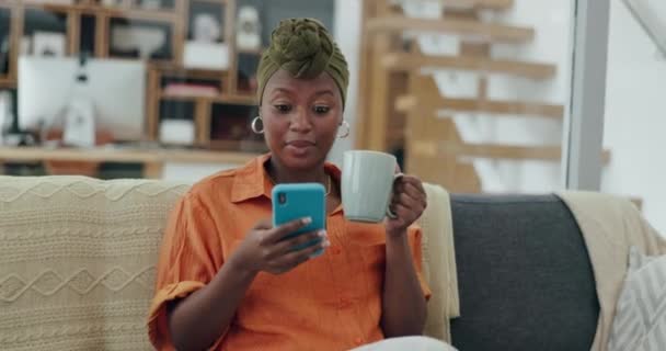 咖啡或快乐的黑人女性 办公室里有电话 可以在沙发上的社交媒体应用程序上进行社交 交流或喜剧 网上彩票或投资的女性 哇或彩票获奖员工 — 图库视频影像
