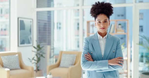リーダーシップ モチベーションまたはオフィスでの会社のビジョンのための自信を持って弁護士 企業の女性やマネージャー 黒人女性 従業員又は革新的ビジネス精神又は成功を有する労働者の肖像 — ストック動画
