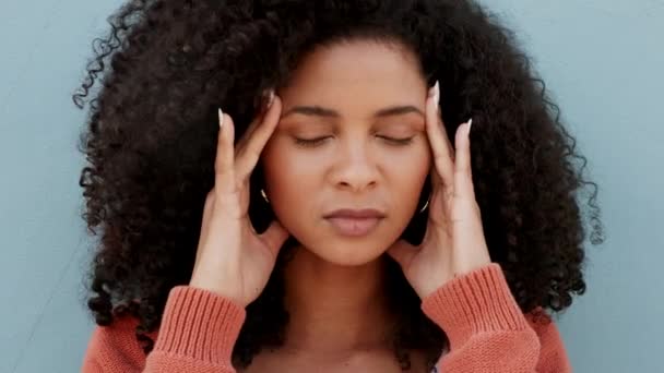 精神衛生上の問題 リスクとミスのための青い壁にバーンアウト 頭痛や不安黒人女性や若い学生 ストレスのための悲しい女の子 怒りと痛みに不満 — ストック動画