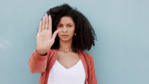 Černoška Portrét Zastavit Ruce Dlaň Znamení Boj Proti Rasismu Útlaku — Stock video