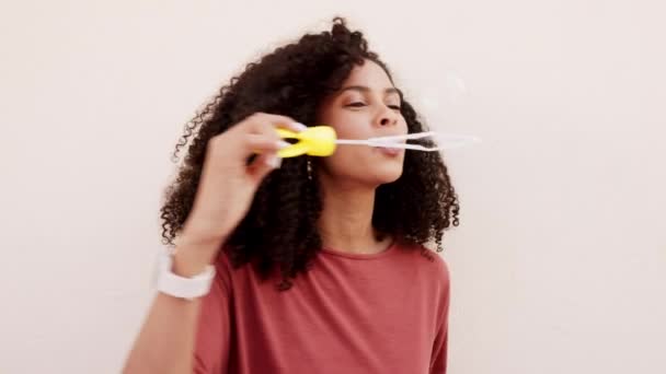 Mujer Negra Burbujas Que Soplan Sonrisa Casual Feliz Para Felicidad — Vídeos de Stock