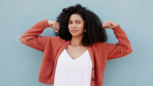 Mujer Negra Retrato Brazo Fuerte Chica Negra Sintiéndose Empoderada Orgullosa — Vídeos de Stock