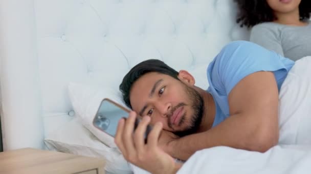 Çift Odasında Telefon Aldatma Sosyal Medyada Otel Online Randevu Uygulaması — Stok video