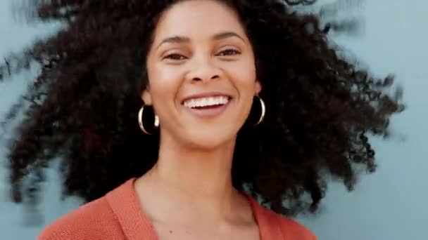 Schwarze Frau Wind Und Naturhaar Porträt Für Lockige Afro Frisur — Stockvideo