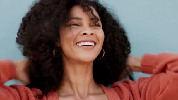 Χαρούμενη Περιποίηση Μαλλιών Ελευθερία Και Χαμόγελο Μιας Γυναίκας Αφρο Αίσθηση — Αρχείο Βίντεο