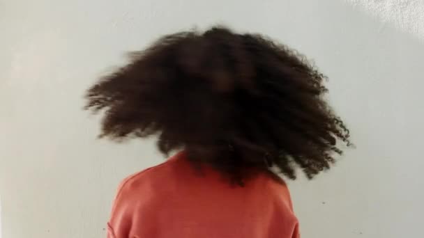Afro Vrouw Schudden Natuurlijke Haarkrullen Met Witte Muur Achtergrond Mockup — Stockvideo