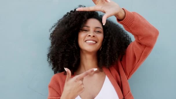 Mutlu Çerçeve Jesti Aşırı Enerjik Heyecanlı Hiperaktif Bir Kadın Portresi — Stok video