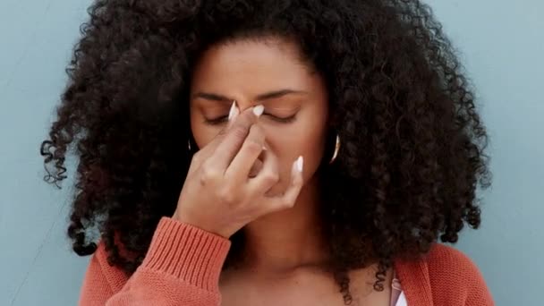 ケニアの黒人女性のストレス頭痛 心の痛み 不安は疲れと落ち込んでいます ストレスを感じ 動揺し 精神的健康を心配する若いアフリカの女性の目の汚れと緊張 — ストック動画