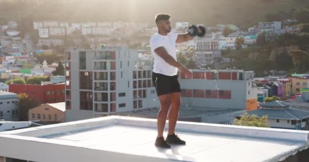 Kniebeuge Hantel Und Männerfitness Training Auf Dem Dach Für Kräftige — Stockvideo