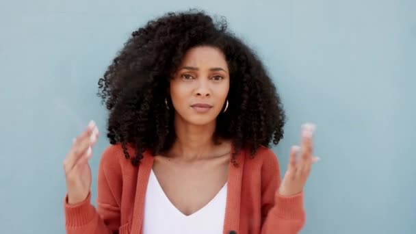 Озил Зная Смущаясь Молодая Женщина Бразилии Понимает Английского Иностранка Афро — стоковое видео